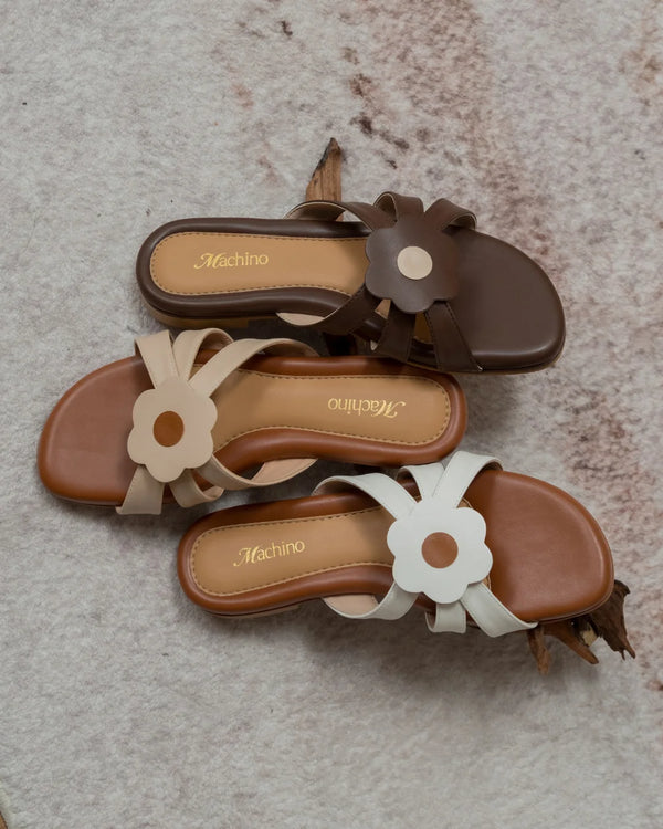 FLATS & SANDALS